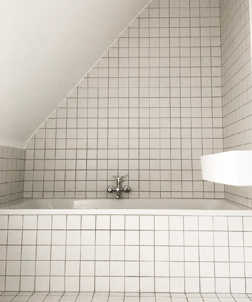 badeværelse med hvide fliser